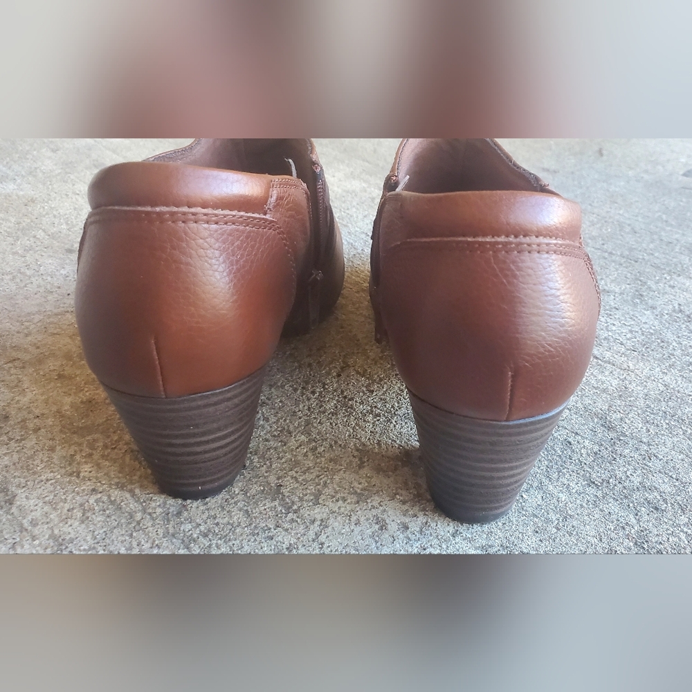 New Size 8 Clark's Leather Heeled Bootie - Picture 6 of 15